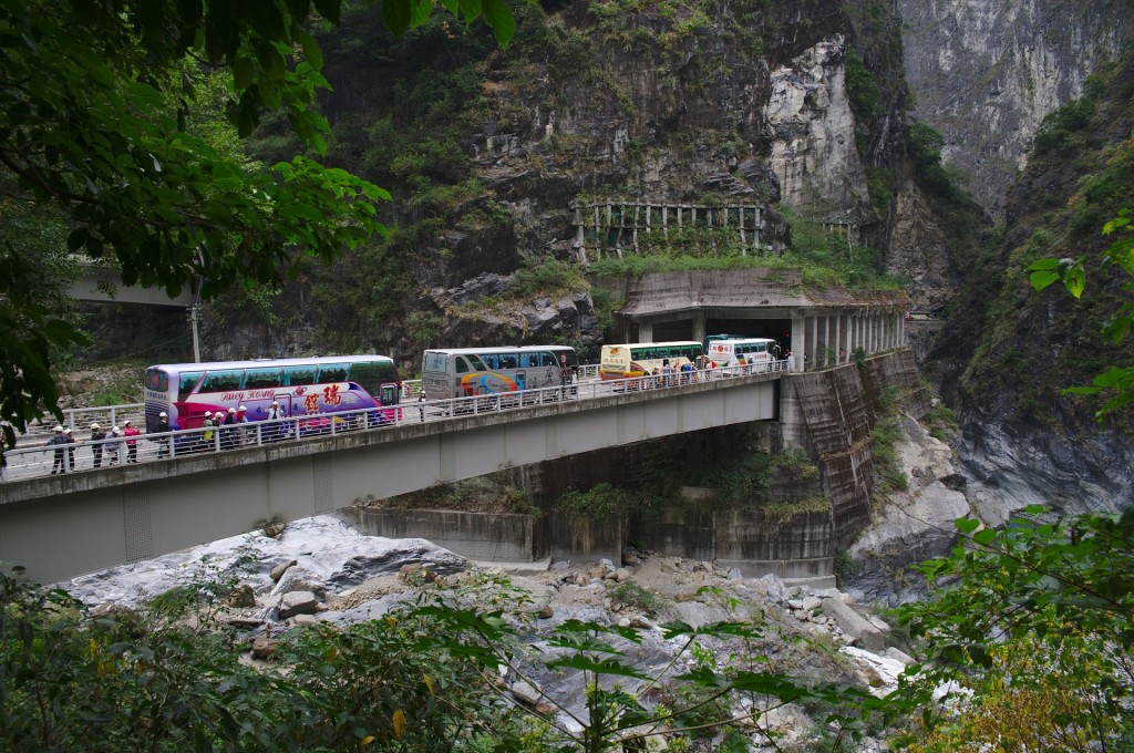 Busse stehen Schlange in der Taroko-Schlucht